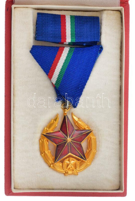 1951. 'Közbiztonsági Érem' arany fokozata a rendőrség tagjai részére, szalagsávval, eredeti tokban T:1- NMK 549.
