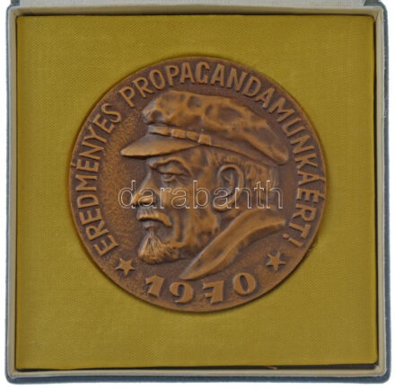 1970. 'Eredményes Propagandamunkáért' egyoldalas bronz emlékérem eredeti dísztokban, névre szóló adományozói lappal (70mm) T:1-