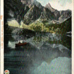 1902 Tátra, Magas-Tátra, Vysoké Tatry; Halas-tó a Baráttal és a Menguszfalvi csúccsal. Feitzinger Ede 1902/12. Auto-Chrom 293. / Der Fisch See mit d. Mönch u. d. Mengsdorfer Spitze / Morské Oko, Mengusovské stít, Mnich / lake, boat,