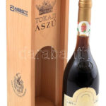 1975 Oremus Tokaji Aszú 5 puttonyos, édes fehér desszertbor, 12%, (palackozták: 1996), fa díszdobozban, 0,5l.