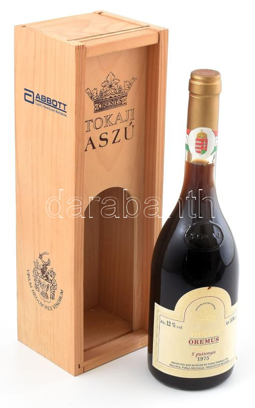 1975 Oremus Tokaji Aszú 5 puttonyos, édes fehér desszertbor, 12%, (palackozták: 1996), fa díszdobozban, 0,5l.