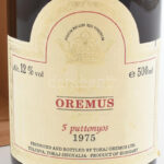1975 Oremus Tokaji Aszú 5 puttonyos, édes fehér desszertbor, 12%, (palackozták: 1996), fa díszdobozban, 0,5l. - Image 2