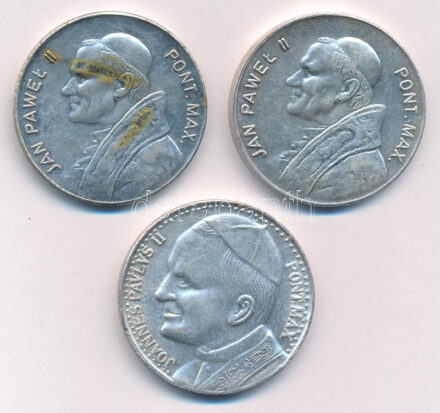 1982. 'Jasna Gora 600 éves / II János Pál' 3xklf ezüstözött Cu-Zn emlékérem (35mm) T:1-,2 kopott ezüstözés 1982. '600 Lat Jasnej Gory / Johannes Paulus II' 3xdiff silver plated Cu-Zn commemorial medallion (35mm) C:AU-XF worn silver