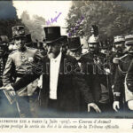 1905 Paris, Alphonse XIII, Courses d'Auteuil M. Lépine protege la sortie du Roi a la descente de la Tribune officielle / Alfonso XIII visiting Paris (EK)