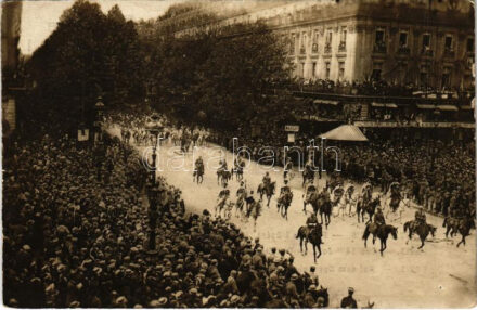 Paris, Place de l'Opera, La Cavalerie Marocaine / Moroccon cavalry marching (tiny tear)