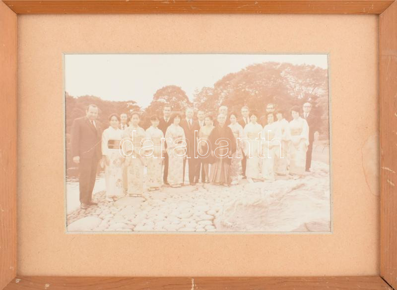 cca 1960-70 Delegáció látogatása Japánban, fotó, fakeretben, jelzés nélkül, 11,5x16,5 cm