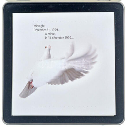 Kanada 2000. 'Milleniumi Emlék' numizmatikai és bélyeg emlékcsomag, benne leírással, hologramos lehúzható etikettel, 2 bélyeggel és egy 'Canada 2000' kétoldalas fém emlékérmével (24mm) fémdobozban (135x135mm) T:1-