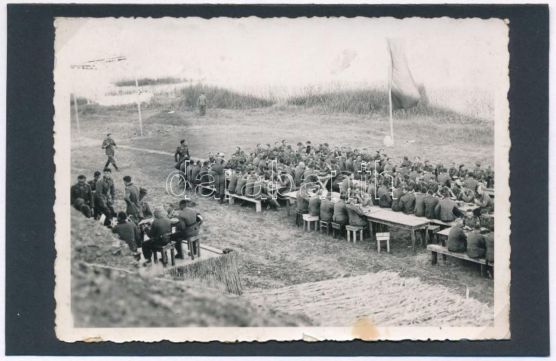 cca 1943 német II. világháborús katona fotó, a század ebédel, tisztek közlegények külön 9x12 cm