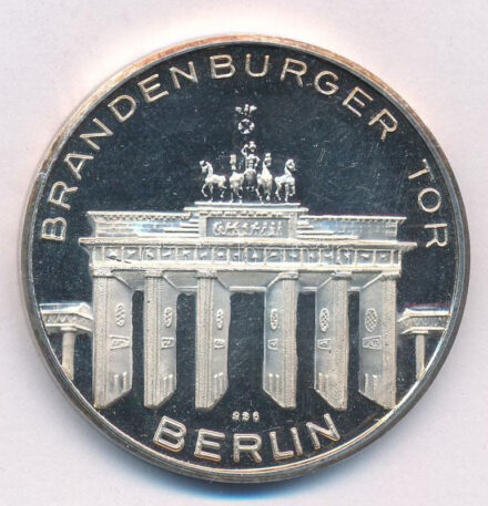 Németország ~1991. 'Brandenburgi kapu, Berlin' kétoldalas jelzett Ag emlékérem (30,08g/986/40mm) T:1- (PP) patina Germany ~1991. 'Brandenburger Tor, Berlin' two sided Ag commemorative medallion (30,08g/986/40mm) C:AU (PP) patina