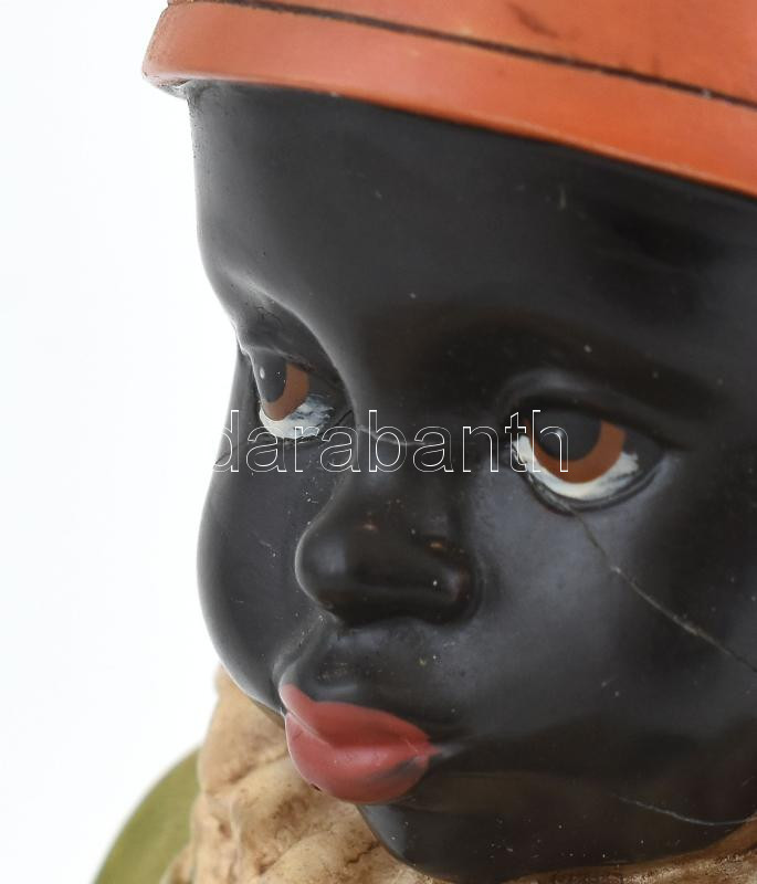 Kávé reklám figura. Afrikai gyerek ládán. Műgyanta öntvény, sérüléssel. 21 cm - Image 4
