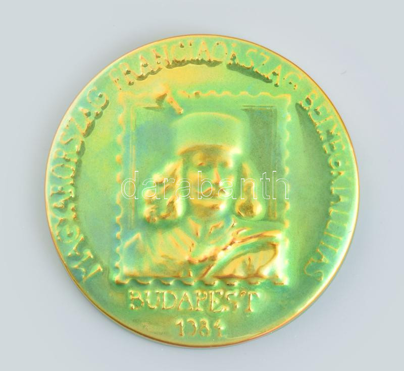 1984. 'Magyarország - Franciaország Bélyegkiállítás - Budapest 1984' eozin mázas Zsolnay porcelán emlékplakett, apró kopásnyomokkal, jelzett, d: 11 cm