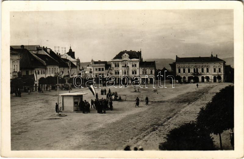 1943 Kézdivásárhely, Targu Secuiesc; Fő tér, magyar zászlók, Winternitz Ödön, Mánya Ernő üzlete / main square, Hungarian flags, shops