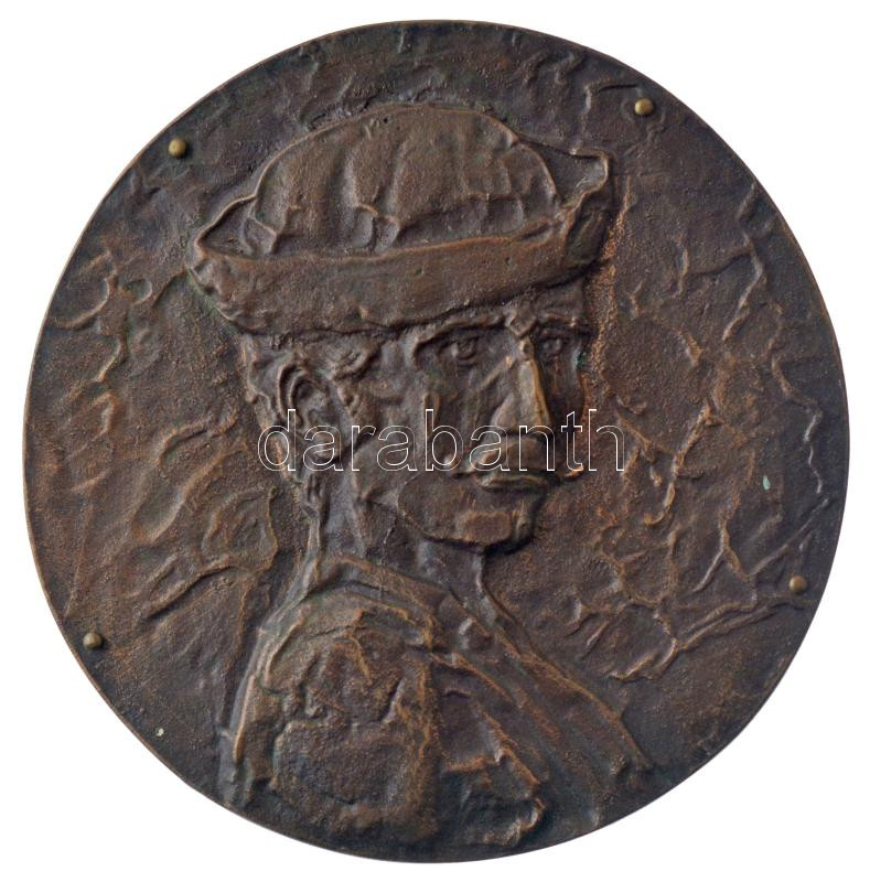 DN 'Férfi portré' egyoldalas bronz emlékérem hátoldalán 4 függesztőponttal (125mm) T:1- patina