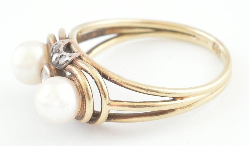Arany (Au/14k) gyűrű, 2db 6 mm-es igazgyönggyel és brillekell ékített, jelzett, cca. 0,11ct, m: 57. bruttó: 4 g - Image 2