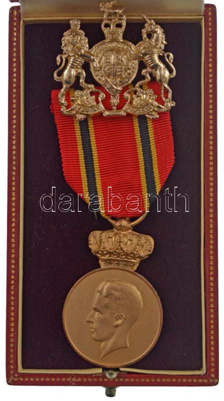 Belgium 1953. 'Királyi udvartartás kitüntetés külföldi delegációk részére, 3.osztály' kitüntetés mellszalaggal eredeti dobozában 'Fibru-Fisch' gyártói jelzéssel, sapkajelvénnyel T:1- Belgium 1953. 'Royal Household Medal Foreign