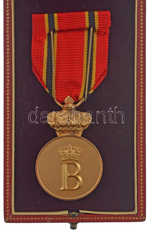 Belgium 1953. 'Királyi udvartartás kitüntetés külföldi delegációk részére, 3.osztály' kitüntetés mellszalaggal eredeti dobozában 'Fibru-Fisch' gyártói jelzéssel, sapkajelvénnyel T:1- Belgium 1953. 'Royal Household Medal Foreign - Image 2