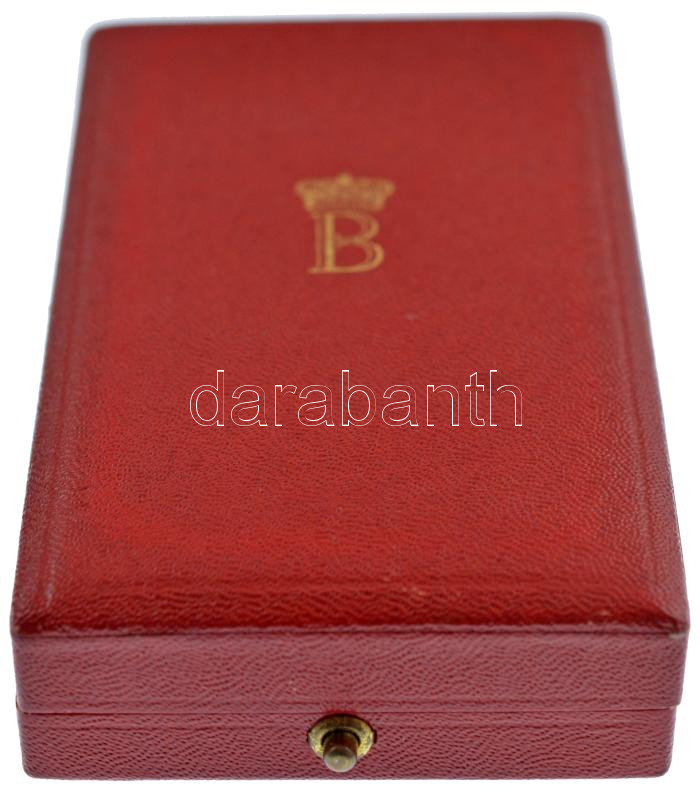 Belgium 1953. 'Királyi udvartartás kitüntetés külföldi delegációk részére, 3.osztály' kitüntetés mellszalaggal eredeti dobozában 'Fibru-Fisch' gyártói jelzéssel, sapkajelvénnyel T:1- Belgium 1953. 'Royal Household Medal Foreign - Image 3