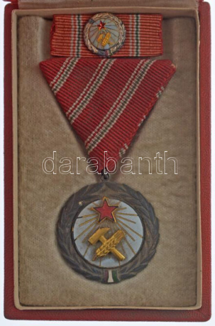 1954. 'Munka Érdemérem' zománcozott bronz kitüntetés mellszalagon, szalagsávon miniatűrrel, eredeti tokban T:2- NMK 606.