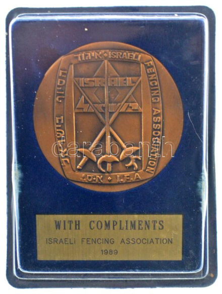 Izrael 1989. 'Izraeli Vívószövetség' bronz emlékérem eredeti tokban (60mm) T:1 Israel 1989. 'Israeli Fencing Association' bronze medallion in original case (60mm) C:UNC