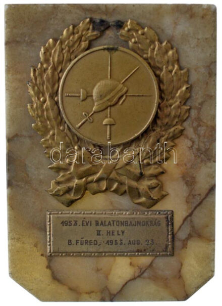 1953. '1953. évi Balatonbajnokság II. hely B.füred, 1953. aug. 23.' aranyozott bronz vívó díjérem márvány alapon (122x86mm) T:2 patina