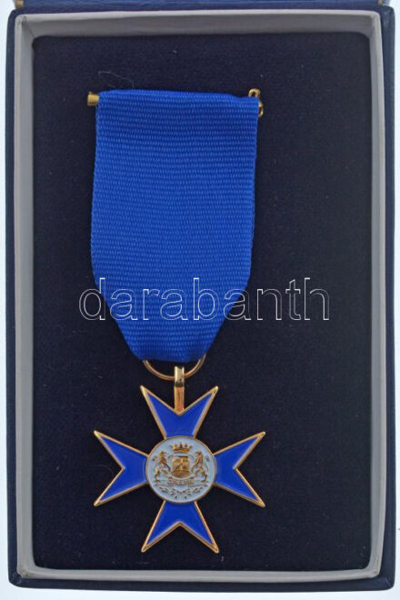 ~1990-2000. 'Hübners who is who' műgyantás kitüntetés szalaggal, eredeti dobozában (35x35mm) T:1- kis kopás ~1990-2000. 'Hübners who is who' resin decoration with ribbon, in original box (35x35mm) C:AU small scratched