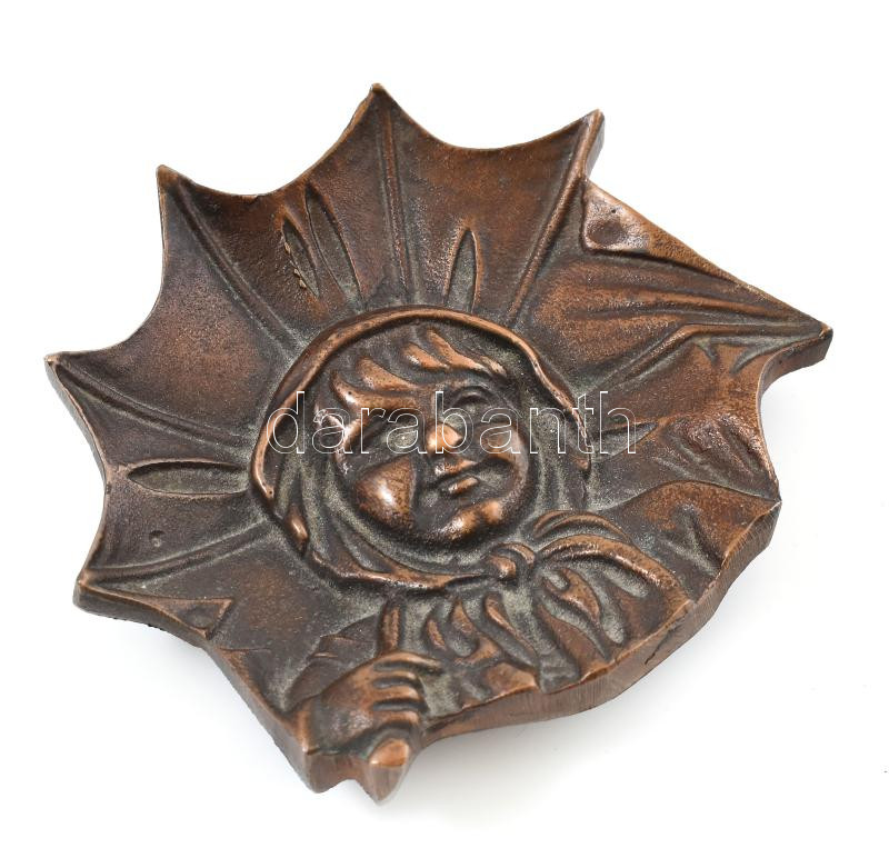 Bronz hamutálka, napernyős kislány figurával díszített, d: 13 cm