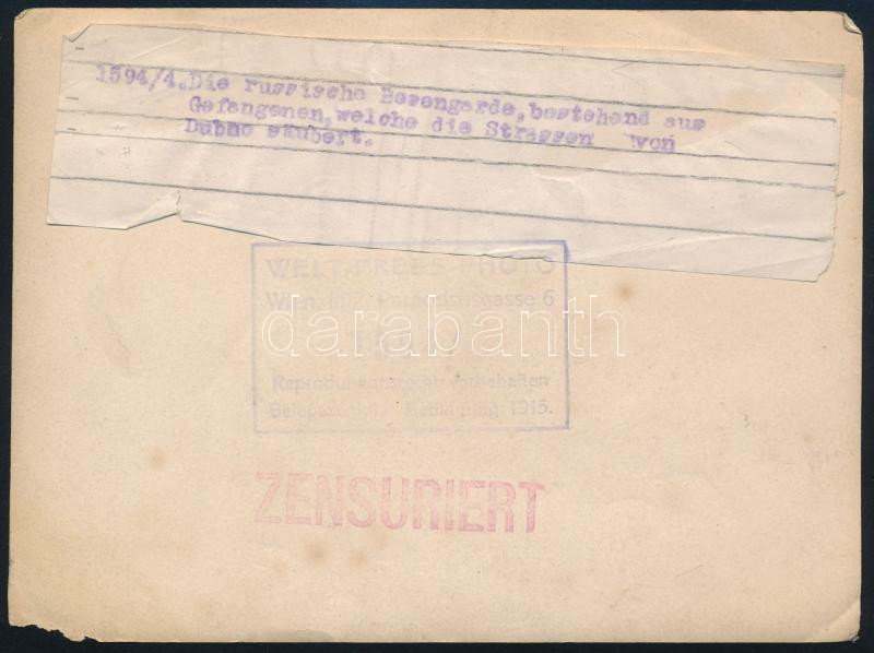 1915 Orosz hadifoglyokból álló utcaseprő-alakulat Dubno egyik utcáján, I. világháborús sajtófotó, hátoldalán feliratozott, pecséttel jelzett (Welt-Press-Photo Wien), cenzori bélyegzéssel, 15,5x12 cm - Image 2