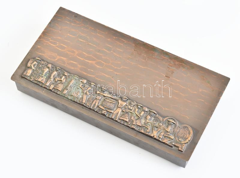 Réz díszdoboz borászattal, szürettel kapcsolatos domborművel., réz. 20x11 cm