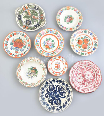 9 db vegyes antik és újabb nép tányér, vegyes állapotban, részben jelzett, Apátfalva, Wilhelmsburg, Korond, stb. d: 16-24 cm