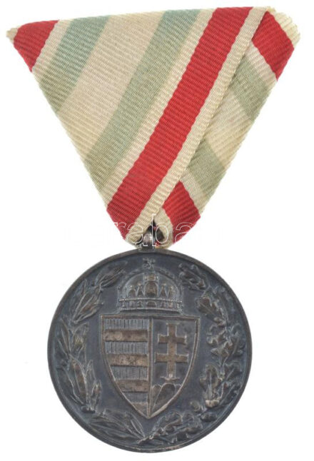 1929. 'Magyar Háborús emlékérem kardokkal, sisakkal' ezüstözött, peremen jelzett bronz kitüntetés mellszalagon T:2 patina Hungary 1929. 'Hungarian Commemorative War Medal with swords and a helmet' silver-plated, hallmarked bronze