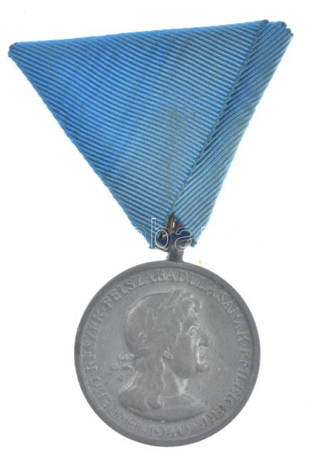 1940. 'Erdélyi részek felszabadulásának emlékére' Zn emlékérem mellszalaggal. Szign.: Berán + 'WALTHER E. BUDAPEST IV., HARISKÖZ 6.' dísztokT:1- Hungary 1940. 'Commemorative Medal for the Liberation of Transylvania' Zn medal with ribbon.