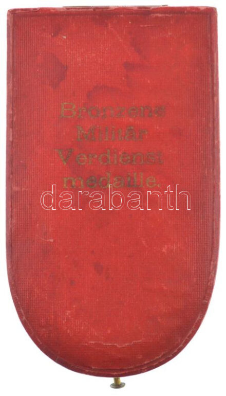 1890. 'Bronz Katonai Érdemérem' kitüntetés tokja 'G.A.SCHEID WIEN VI. GUMPENDORFERSTR. 85 BUDAPEST VII,, HOLLO-UTCZA 6.' gyártói jelzéssel, szép állapotban, kapocsnál sérült
