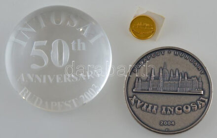 2003. 'INTOSAI (International Organisation of Supreme Audit Institutions - Legfőbb Ellenőrző Intézmények Nemzetközi Szervezete) 50. évforduló Budapest 2003' üveg levélnehezék tokban (~75mm) + 2004. 'XVIII INCOSAI (International Congress