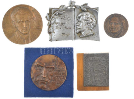 5 darabos írókat és költőket ábrázoló bronz és fém emlékérem és -plakett tétel, kettő fa lapra rögzítve, közte Czigány György, Petőfi Sándor, Babits Mihály, József Attila T: 1-
