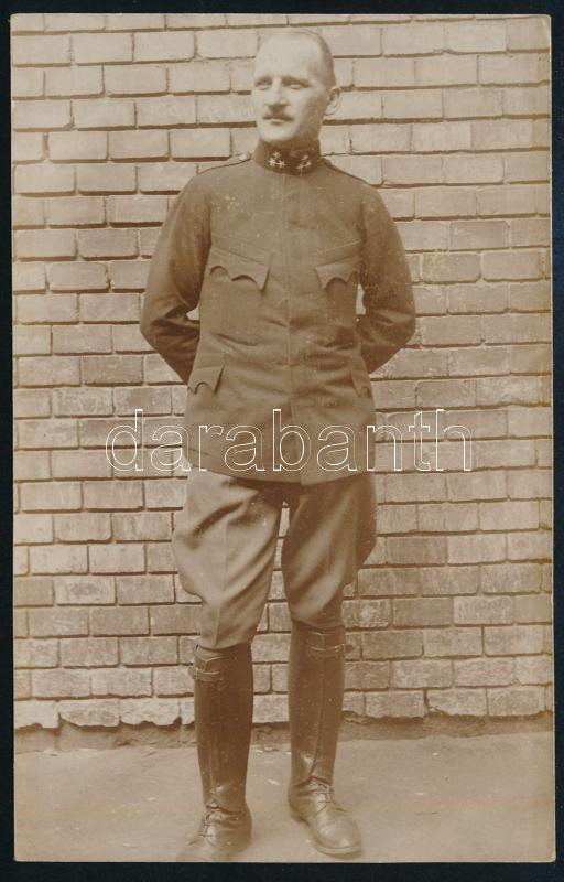 cca 1915 Magyar katonatiszt (százados) egészalakos fényképe, fotólap, 14x9 cm