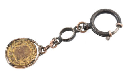 Ezüst (Ag) kapcsos, óralánc, fém vadászkutya érmés, kopásokkal, jelzés nélkül, bruttó: 8,1 g