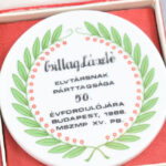 Hollóházi porcelán plakett 50 éves párttagsági évforduló. Kézzel festett, jelzett, hibátlan, díszdobozban d: 6 cm