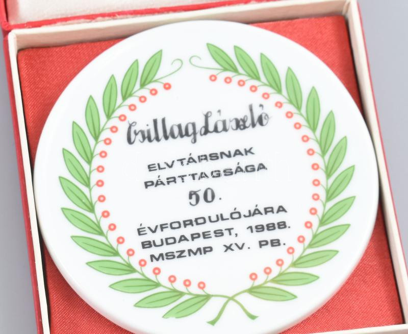 Hollóházi porcelán plakett 50 éves párttagsági évforduló. Kézzel festett, jelzett, hibátlan, díszdobozban d: 6 cm