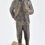 Jelzés nélkül: Vlagyimir Iljics Uljanov Lenin. Festett alumínium, fatalpon, kopott, m: 24 cm