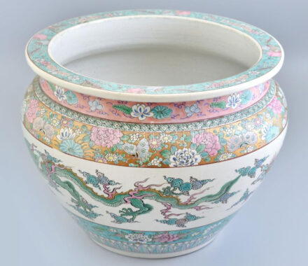 Kínai Famille Rose nagyméretű aranyhaltartó edény, kézzel festett porcelán, jelzés nélkül, kopásokkal, m: 29 cm, d: 37 cm