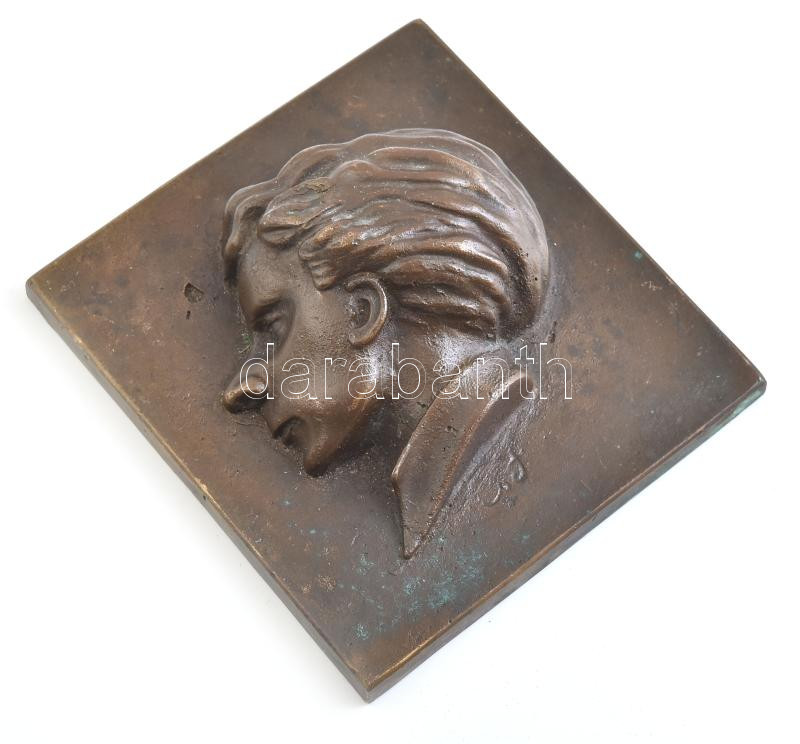 Cs J. jelzéssel: Fiú fej. Bronz dombormű. Jelzett 120x120 mm