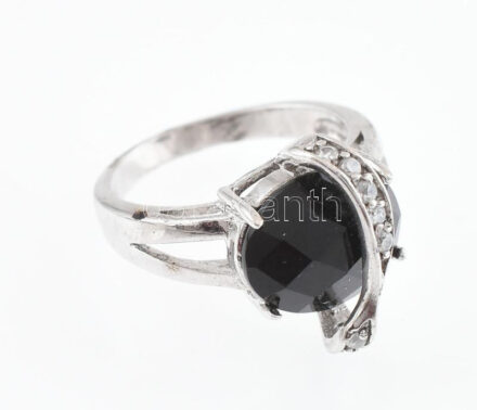 Ezüst(Ag) gyűrű ónix ékítéssel, jelzett, méret: 52, bruttó: 4,1 g