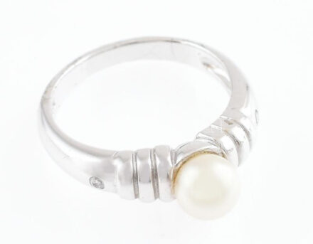 Ezüst(Ag) gyűrű igazgyöngy ékítéssel, jelzett, méret: 54, bruttó: 3,3 g