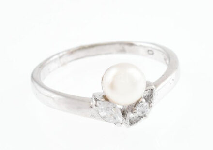 Ezüst(Ag) gyűrű igazgyöngy ékítéssel, jelzett, méret: 58, bruttó: 2,6 g