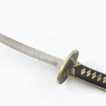 Katana formájú mini dísz kard, kés. Jelzett acél pengével, fém és fa hüvellyel. Eredeti dobozában, h: 24 cm - Image 2