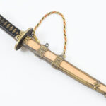 Katana formájú mini dísz kard, kés. Jelzett acél pengével, fém és fa hüvellyel. Eredeti dobozában, h: 24 cm - Image 3