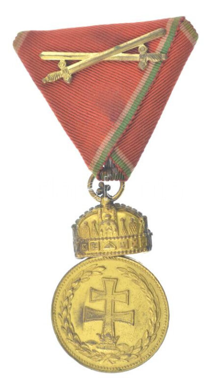 1922. 'Magyar Koronás Bronzérem hadiszalagon, kardokkal' aranyozott bronz kitüntetés mellszalagon, peremén 'BRONZ' jelzéssel, mellszalagon T:2 kopott aranyozás Hungary 1922. 'Hungarian Bronze Medal with the Holy Crown with swords on war
