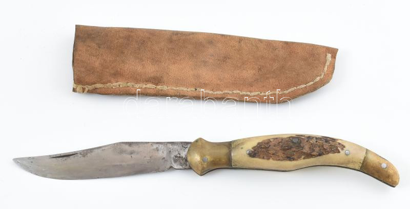 Válik vadász zsebkés, bicska, agancs és réz nyéllel, jelzett a pengén, kopott, h: 21 cm. Bőr tokban.
