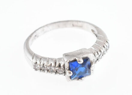 Ezüst(Ag) gyűrű kőékítéssel, jelzett, méret: 51, bruttó: 3,2 g