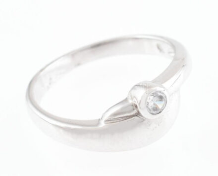 Ezüst(Ag) gyűrű kőékítéssel, jelzett, méret: 52, bruttó: 2,1 g